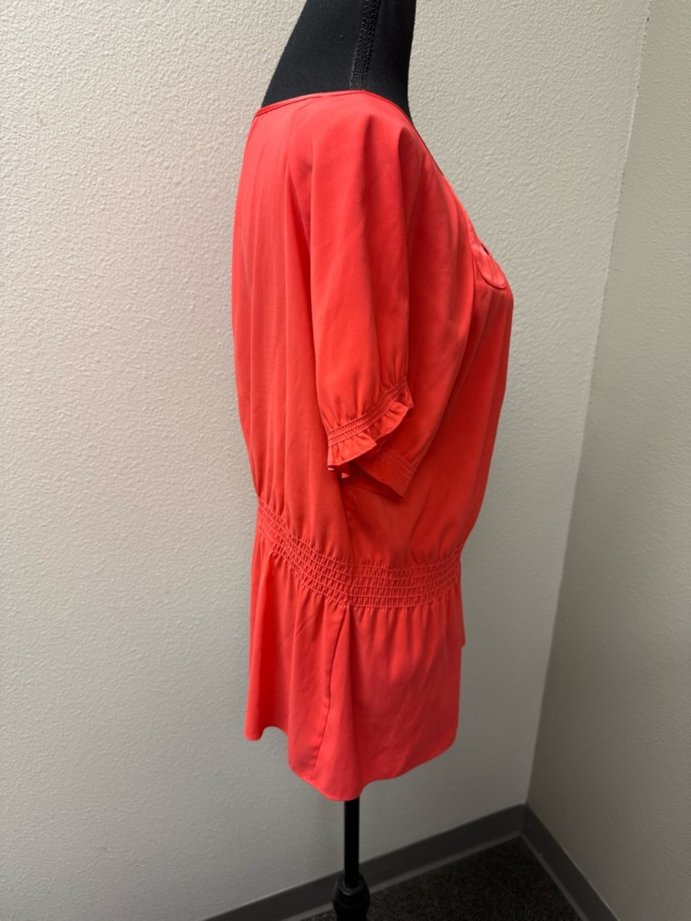 Gianni Bini Coral Cutout Blouse L Smocked Waist Flowy Dressy Top Chic - Picture 6 of 9